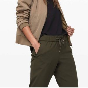 Lululemon On the Fly 7/8 Pant
Dark Olive
